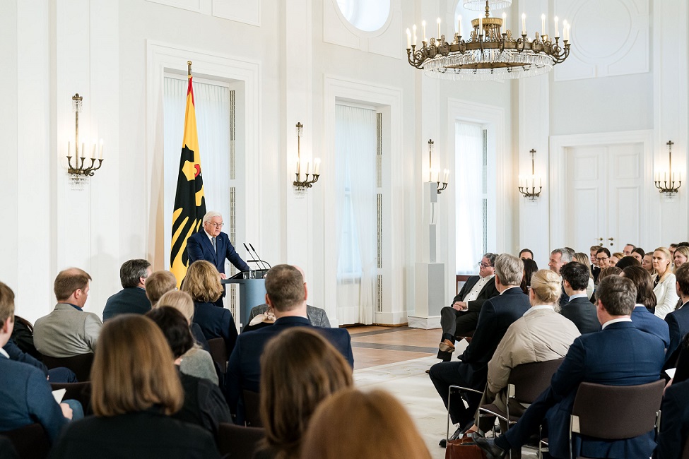 Bundespräsident Frank-Walter Steinmeier steht am Rednerpult und hält eine Rede